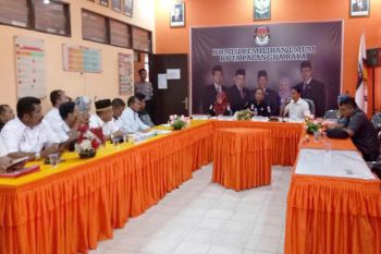 Paslon Yuliustry-Munir Serahkan Berkas Perbaikan ke KPU Kota
