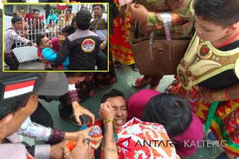 Angin Kencang, Warga Tertimpa Talawang pada Pernikahan Gubernur Kalteng [VIDEO]