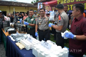 Pil Hasil Penggerebekan