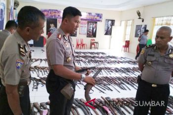 Warga Agam serahkan 352 senjata rakitan
