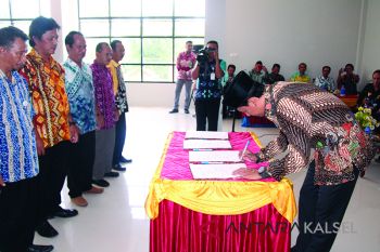 Bupati Saksikan Serah Terima Jabatan Lima Kades