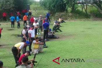 Polri dan TNI menggelar lomba menembak