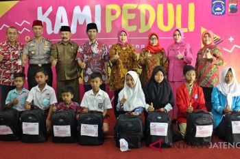 Kami Peduli bagikan bantuan alat sekolah pada ratusan siswa