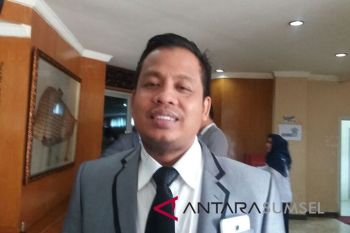 Legislator berharap siswa SMA dapat buku paket