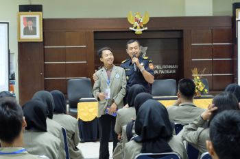 Mahasiswa Politeknik Pusmanu belajar bea cukai