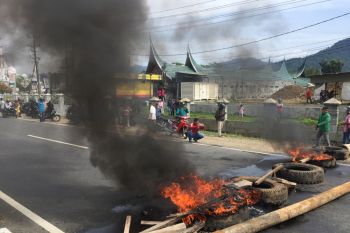 Ratusan warga Koto Tangah Padang blokir jalan menuju bandara