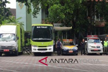 Dua bus toilet lengkapi layanan kakus portabel