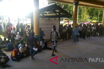 Warga demo di DPRD Mimika terkait ijazah kandidat pilkada