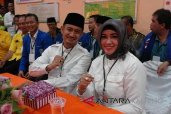 Koalisi Golkar Daftarkan Pasangan Fairid-Umi ke KPU