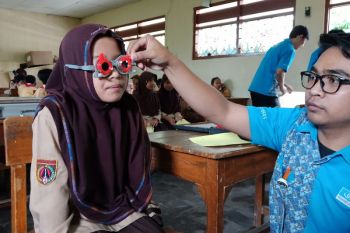 LCW Dieng bagikan 250 kacamata untuk pelajar