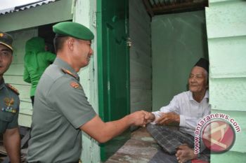 TNI Rehab Lima Rumah Warga Miskin Kolaka