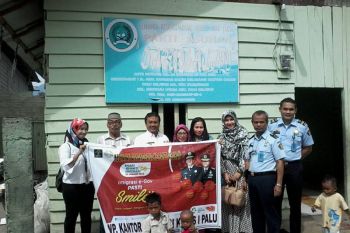 Imigrasi Palu serahkan bantuan ke panti asuhan