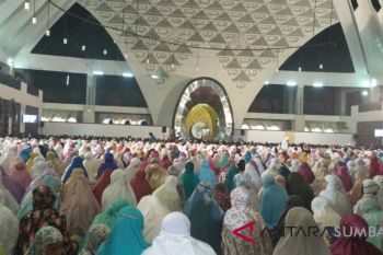 Ribuan warga Padang shalat gerhana bulan di Masjid Raya Sumbar