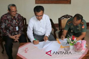 Naskah hibah pengamanan Pilkada Kudus diteken