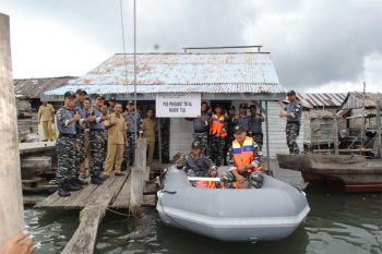 Lanal Dabo bantu warga Maroktua menyeberang