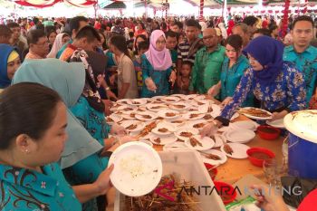 Hindangan Makanan Habis,  Ribuan Masyarakat Tetap Antusias Hadiri Pernikahan Gubernur Kalteng