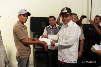Wabup Solok serahkan bantuan kepada korban banjir di Kecamatan X Koto Diatas