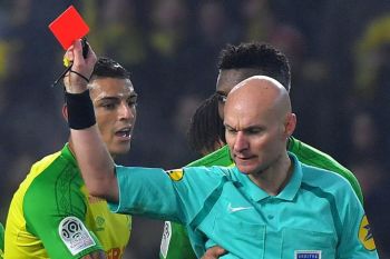 Wasit Prancis diskors sementara karena menendang pemain