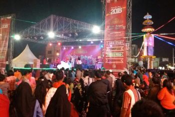 Warga Bandarlampung Padati Tugu Adipura 