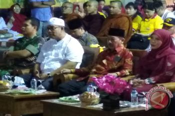 Ratusan warga ikut dzikir selesainya jalan layang