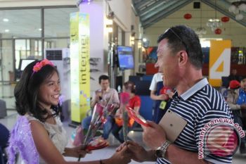 Bandara Samrat Bagikan Ratusan Cokelat Pada Penumpang 