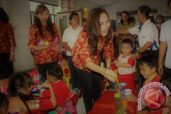 DPW Kota Bitung Berikan Makanan Tambahan Bagi Anak-Anak