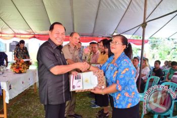 Wali Kota Bitung Serahkan Ratusan Sertifikat Tanah Kepada Masyarakat - 