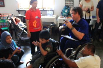 Bantuan kursi roda untuk 14 penyandang disabilitas