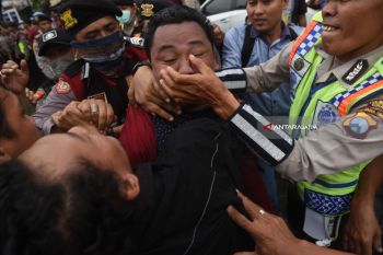 Gugat Revisi UU MD3, Demonstran Ricuh dengan Aparat (Video)