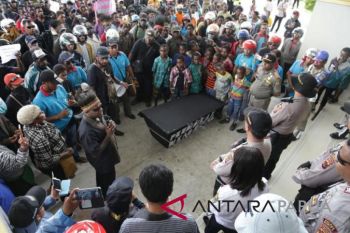 Seribuan guru usung peti mati ke kantor Bupati Mimika