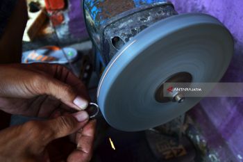 Kerajinan Berbahan Monel