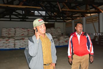 Dinsos dan Bulog salurkan Rastra Gelombang pertama