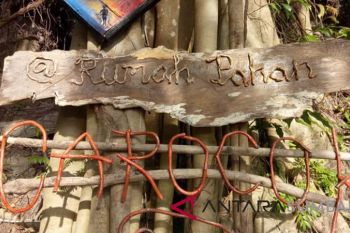 Melengkapi berwisata ke pantai Carocok singgah di pojok literasi