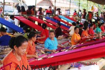 Penenun Sa`dan bertahan dari gempuran motif Toraja