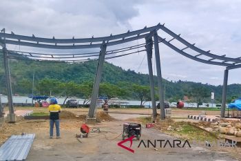 Pesisir Selatan bangun gerbang pantai carocok
