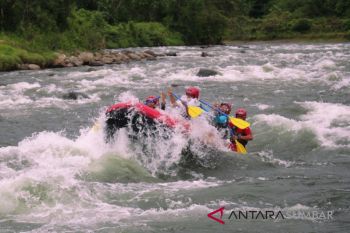 Bagi anda penggemar wisata minat khusus, Padang Pariaman tawarkan tiga paket arung jeram