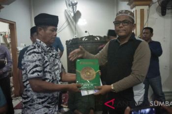 Peduli,  perantau bagikan Al Quran kepada warga Padang Pariaman