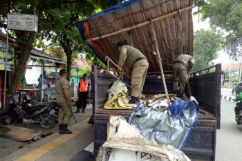 Kios PKL bantaran sungai BKT dibongkar petugas
