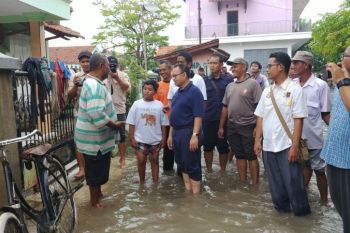 Sudirman Said kunjungi korban banjir di Tegal
