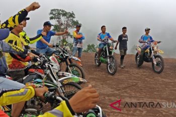 Pesisir Selatan gandeng komunitas populerkan objek wisata