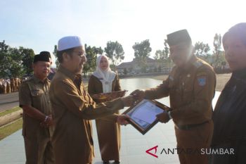 Bupati Pasaman Barat berikan penghargaan camat capai target perekaman KTP-E