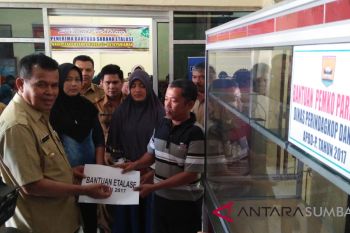 Pemkot Pariaman Serahkan 90 Etalase Kepada Pedagang Kuliner