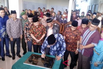 Wali Kota resmikan Pasar Padang Panjang