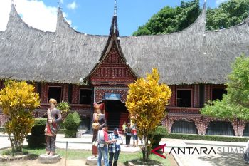 Penampilan seni budaya minangkabau tambah daya tarik pengunjung TMSBK Bukittinggi