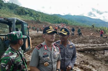 Pencarian korban longsor Brebes hadapi kendala