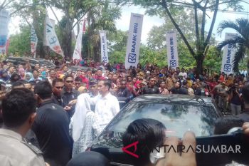 Sambut Jokowi, ratusan santri  di Lamongan rela kehujanan