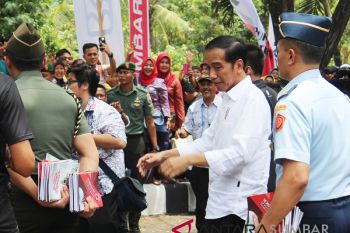 Seorang ibu dan dua pelajar Solok dapat sepeda dari Presiden Jokowi
