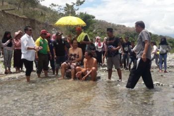 Gubernur Longki Janggola 'mandi adat' di Sungai Poboya