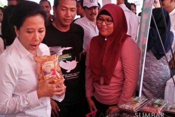 Rini borong makanan di pameran kuliner Padang