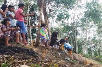 Sarana telekomunikasi terbatas, warga pedalaman Kotim antre nelpon di bukit